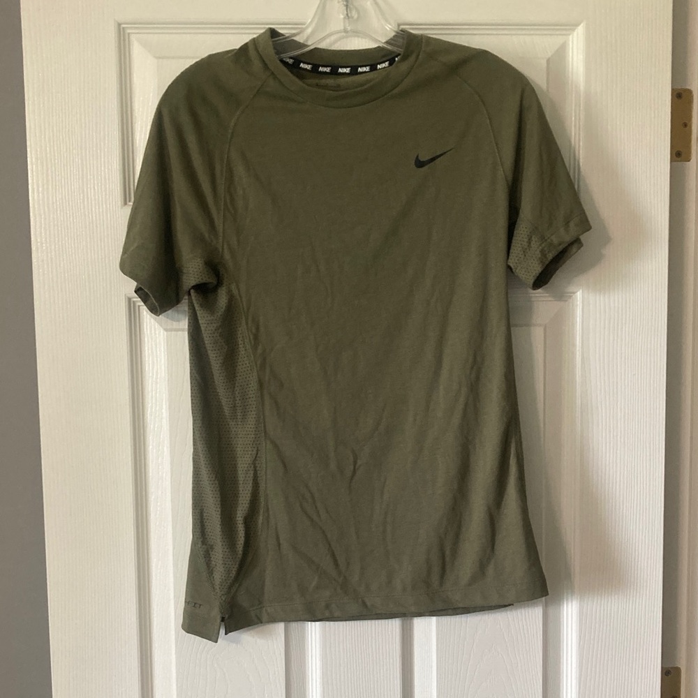 Nike Men's Short Sleeve T-Shirt in Olive
